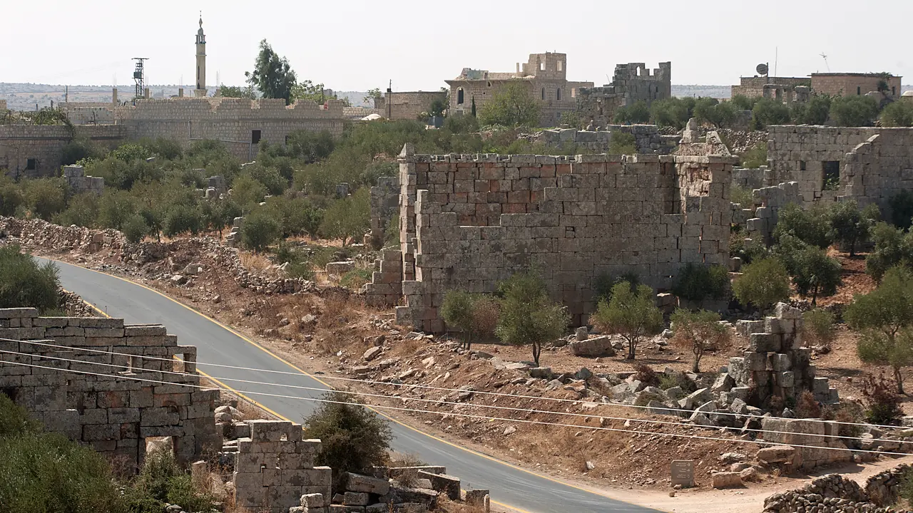 قاعة خَرِبة في دير سمعان؛ لا يثبّت المصدر وظيفتها