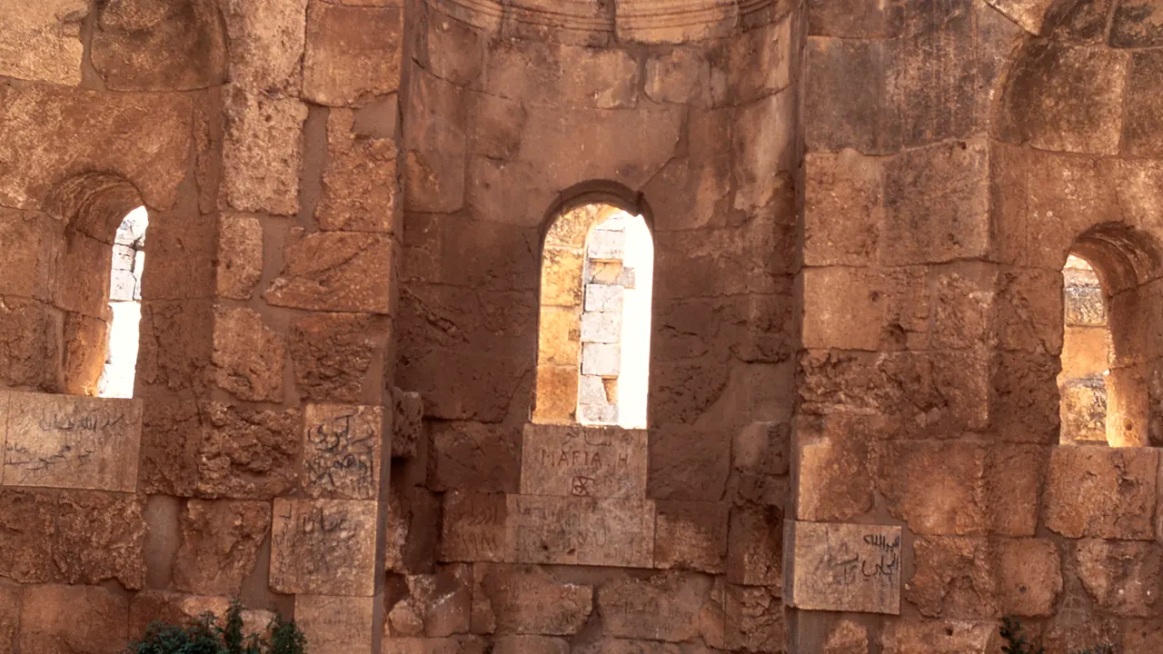 داخل المعمودية، بالنظر إلى نصف القبّة المحزّزة