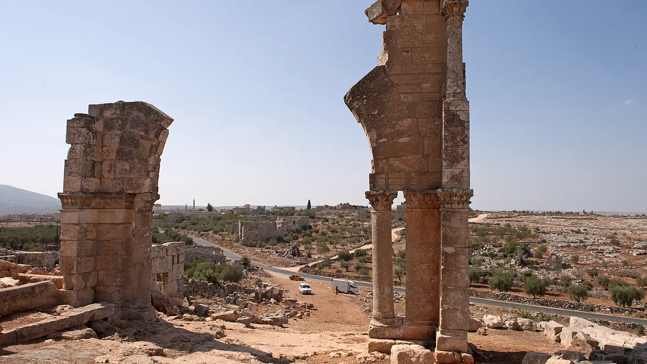 بداية الطريق المقدّس في دير سمعان، حيث يبدأ الصعود إلى الكنيسة